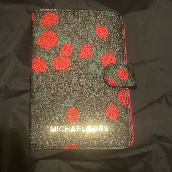 Michael Kors Handbags - Michael Kors Jet Set Travel Passport Case